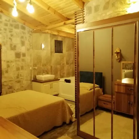 Tas Villa *